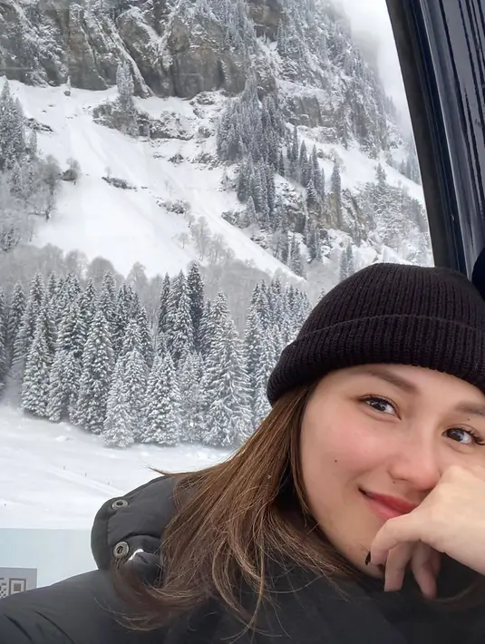 Hampir setiap tahun, Ayu Ting Ting memang selalu mengajak keluarga besarnya untuk menjalani liburan bersama. Baik itu saat liburan di Indonesia maupun ke luar negeri. Meski sibuk di dunia hiburan, Ayu selalu punya waktu untuk keluarga besarnya. (Liputan6.com/IG/@ayutingting92)