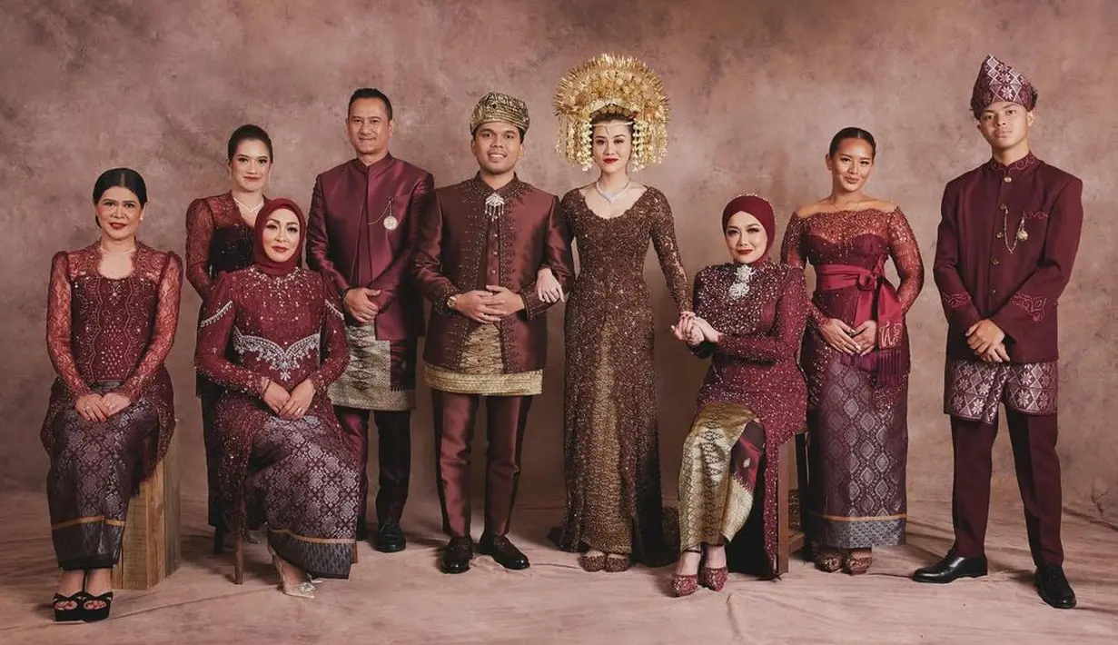 <p>Zahwa Massaid terus mendampingi sang adik, Aaliyah Massaid di setiap prosesi pernikahannya dengan Thariq Halilintar. Menariknya, di acara resepsi, Zahwa memilih siluet kebaya Bali. [Foto: Instagram/zahwamassaid]</p>