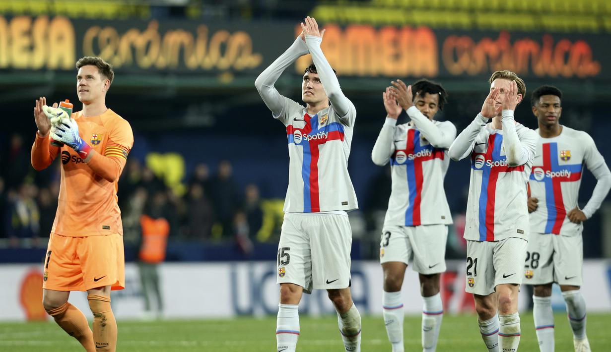 <p>Para pemain Barcelona melakukan selebrasi usai pertandingan melawan Villarreal pada La Liga Spanyol di stadion Ceramica di Villarreal, Spanyol, Senin (13/2/2023). Barcelona menang tipis atas Villarreal dengan skor 1-0. (AP Photo/Alberto Saiz)</p>