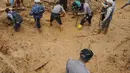 Polisi dan warga sekitar mencari korban musibah tanah longsor di Dusun Cimapag, Sirnaresmi, Cisolok, Sukabumi, Jawa Barat, Selasa (1/1). Sebanyak 38 warga belum ditemukan dan masih dalam proses pencarian. (Merdeka.com/Arie Basuki)