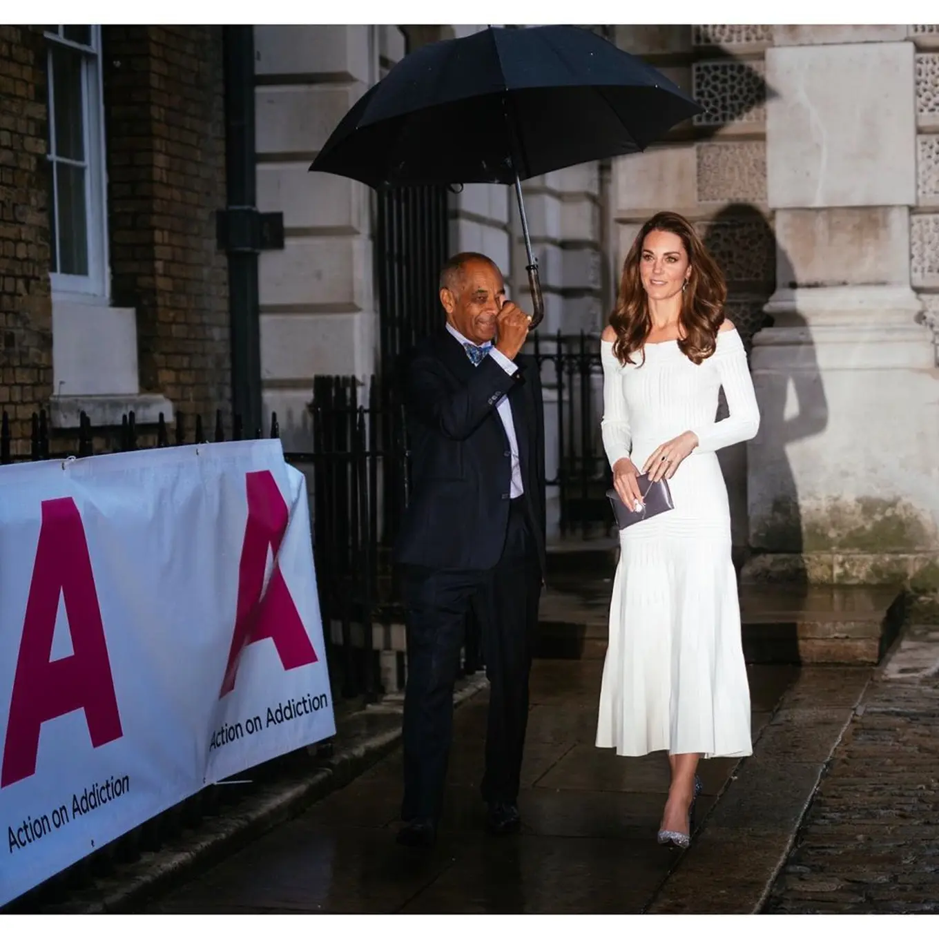 Gaun Off Shoulder buat Kate Middleton bak Goddess di Gala Dinner
