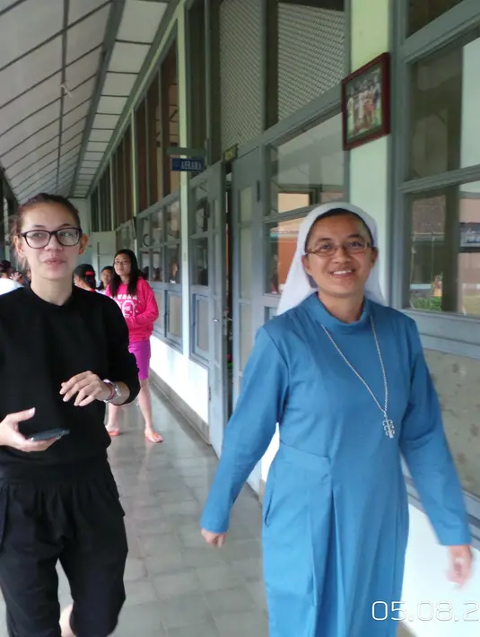 Di Wonosobo Shae mengunjungi Lembaga Pendidikan Anak Tuna Rungu (LPATR) Dena Upakara. (Dreses Putranama/Bintang.com)