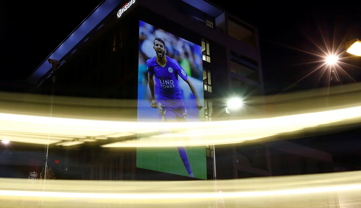 Foto berukuran besar bergambar Riyad Mahrez ditampilkan di Hotel Ramada Encore, Leicester, Inggris, 29 April 2016. Gedung dan jalanan berubah menjadi biru menyambut klub kesayangannya meraih juara Liga Inggris pertama kalinya. (REUTERS / Darren Staples)