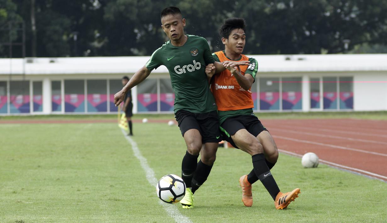 Pemain Timnas Indonesia U-23, Sani Rizki, berebut bola dengan Samuel Christianson saat internal game di Stadion Madya, Jakarta, Jumat(8/3). Latihan ini merupakan persiapan jelang kualifikasi Piala AFC U-23 di Vietnam. (Bola.com/Yoppy Renato)