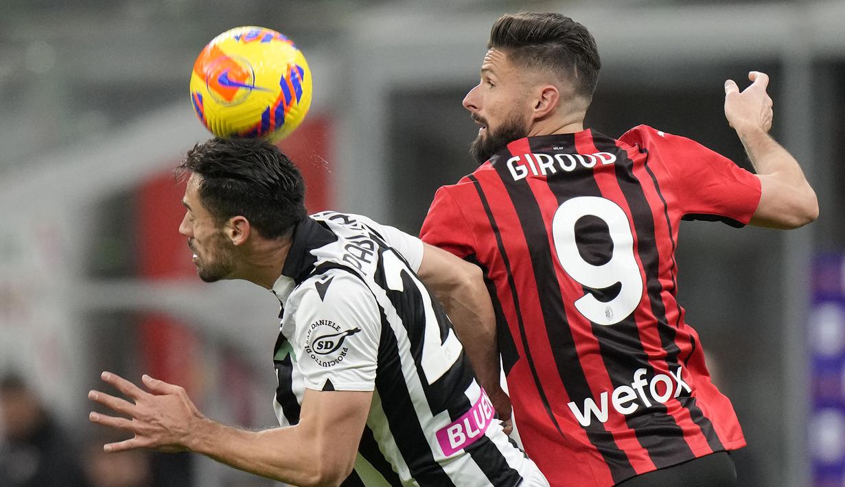 AC Milan menjamu Udinese di laga pembuka pekan ke-27 Liga Italia. Olivier Giroud dan kawan-kawan yang sementara memuncaki klasemen membawa misi untuk meraup 3 poin demi menjauhkan kejaran Inter Milan yang hanya berselisih dua poin. (AP/Luca Bruno)