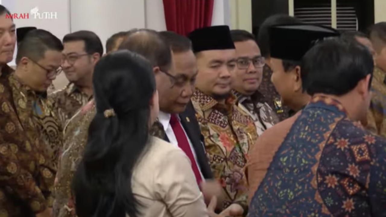 Berdiri Hormat Dua Pentolan PDIP Puan & Komandan Bambang Pacul saat Didekati Prabowo-Gibran di Istana