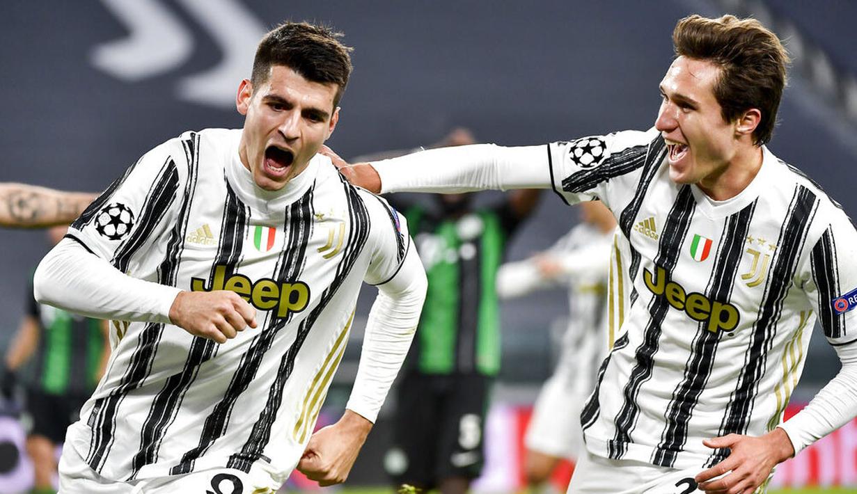 Striker Juventus, Alvaro Morata, melakukan selebrasi usai mencetak gol ke gawang Ferencvaros pada laga Liga Champions di Turin, Rabu (25/11/2020). Juventus menang dengan skor 2-1. (Marco Alpozzi/LaPresse via AP)
