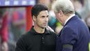 Pelatih Arsenal, Mikel Arteta (kiri) berbicara dengan pelatih Crystal Palace, Roy Hodgson sebelum dimulainya laga pekan kedua Liga Inggris 2023/2024 di Selhurst Park, London (21/8/2023). (AP Photo/Kin Cheung)