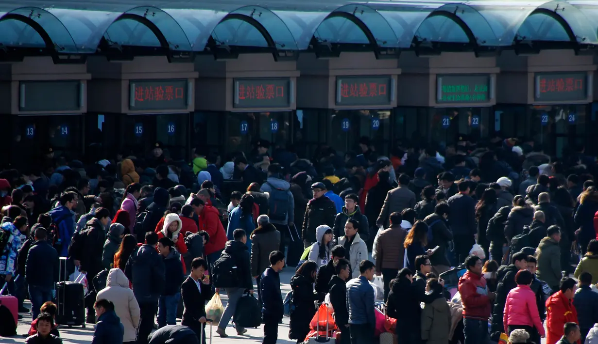 Para penumpang terlihat memadati Stasiun Kereta Beijing, Selasa (2/2). Warga China ramai-ramai mudik ke kampung halamannya untuk menyambut Tahun Baru Imlek yang jatuh pada 8 Februari (Reuters/Kim Kyung-Hoon)