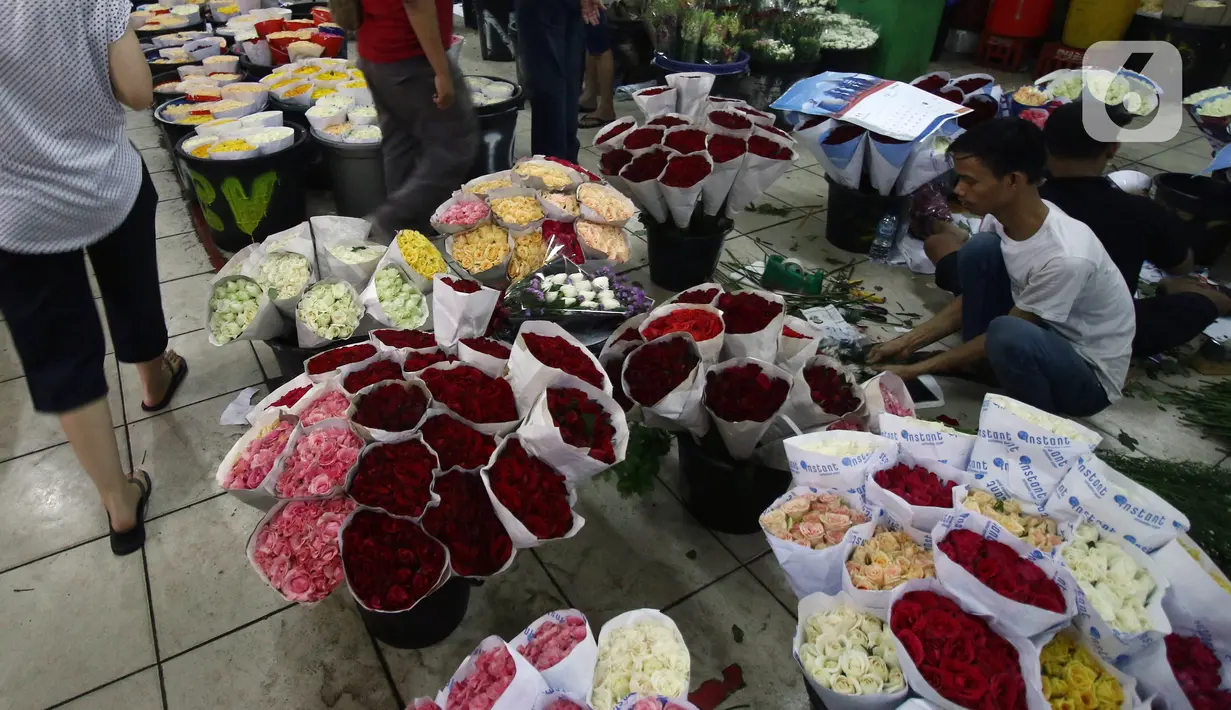 Pedagang menata bunga mawar di Pasar Bunga Rawa Belong, Jakarta Barat, Kamis (13/2/2020). Para pedagang mengaku mengalami kenaikan omzet hingga 50 persen jelang perayaan Hari Valentine yang jatuh setiap tanggal 14 Februari. (Liputan6.com/Angga Yuniar)