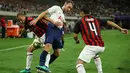 Bek AC Milan Luca Antonelli (kiri) berebut bola dengan gelandang Tottenham Hotspur Christian Eriksen saat bertanding pada International Champions Cup di Minneapolis (31/7). Tottenham menang 1-0 atas Milan berkat gol Nkoudou. (AP Photo/Jeff Wheeler)