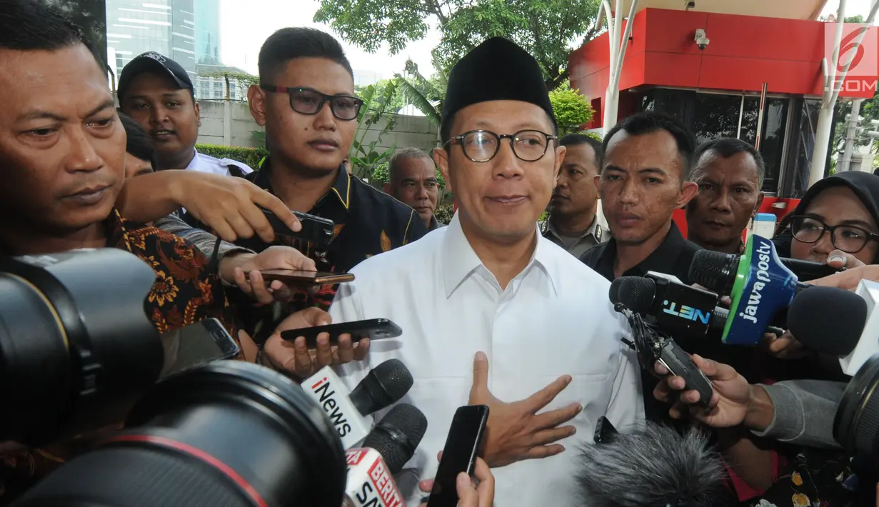 Menteri Agama Lukman Hakim Saifuddin memberikan keterangan sebelum menjalani pemeriksaan di Gedung KPK, Jakarta, Rabu (8/5/2019). Lukman diperiksa sebagai saksi kasus dugaan suap seleksi jabatan di lingkungan Kementerian Agama tahun 2018-2019 dengan tersangka Romahurmuziy. (merdeka.com/Dwi Narwoko)