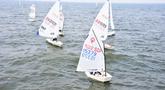 Memasuki hari kedua pelaksanaan Indonesia Regatta Series I dan Kejuaraan Nasional (Kejurnas) Layar 2026, TNI AL terus memberikan dukungan penuh terhadap jalannya perlombaan yang berlangsung di Indonesian National Sailing Center, Jakarta Utara, Sabtu (9/5). (Dok. Dispen AL)