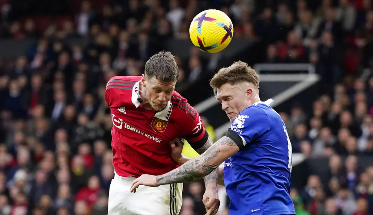Pemain Manchester United, Wout Weghorst, duel udara dengan pemain Leicester City, Victor Kristiansen, pada laga Liga Inggris di Stadion Old Trafford, Minggu (19/2/2023). (AP Photo/Dave Thompson)