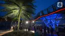 Pengunjung berjalan di Skywalk Senayan Park, Jakarta, Rabu (29/12/2021). Kawasan yang menyajikan pemandangan lanskap perkotaan itu menjadi alternatif destinasi wisata Jakarta yang instagramble dengan spot foto yang beragam. (merdeka.com/Imam Buhori)