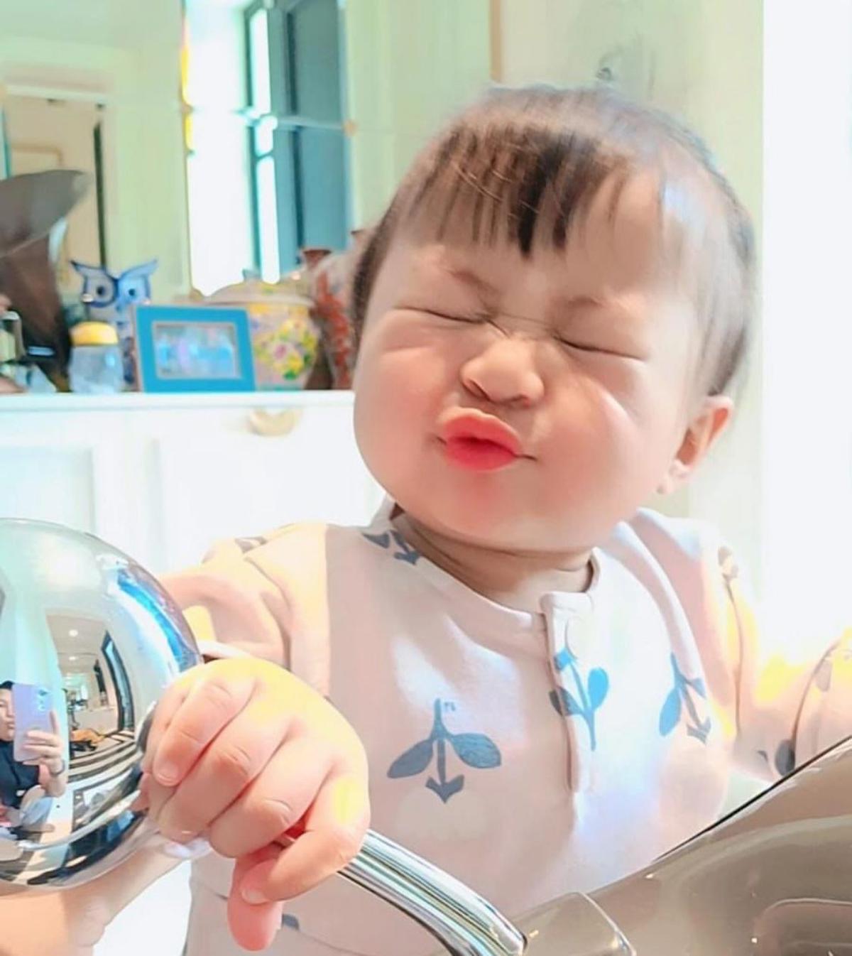 Dapat Julukan Si Pulen, Lily Pamer Pose Gemas yang Bikin Netizen Gemas!