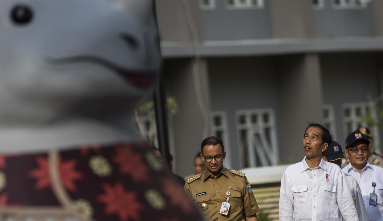 Presiden Indonesia, Joko Widodo, memantau kesiapan Wisma Atlet di Kemayoran, Jakarta, Senin (26/2/2018). Lokasi ini akan dijadikan tempat tinggal para atlet pada ajang Asian Games 2018. (Bola.com/Vitalis Yogi Trisna)