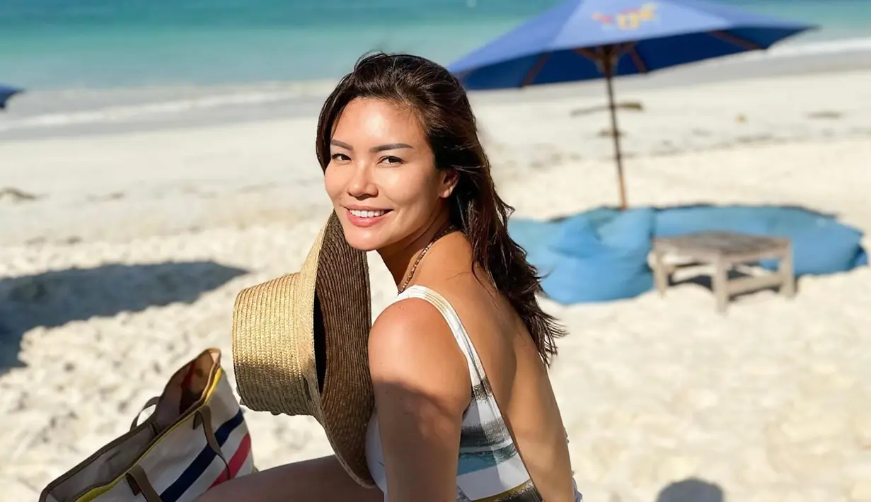 Berusia 44 tahun, Aline Adita tetap awet muda. Bintangi sinetron Putih Abu-abu ketika usianya 32 tahun, pesona Aline Adita tak banyak berubah ketika kini sudah menginjak kepala 4. OOTD-nya yang selalu stylish dan modis juga membuat penampilannya jadi lebih muda. Tak sedikit netizen yang bubuhkan komentar memuji pesona mantan kekasih Chef Juna Rorimpandey ini. (Liputan6.com/IG/@aline_adita)
