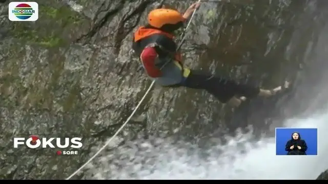 Seperti apa sensasi olahraga ekstrem dengan teknin turun tebing di air terjun yang licin dan basah?