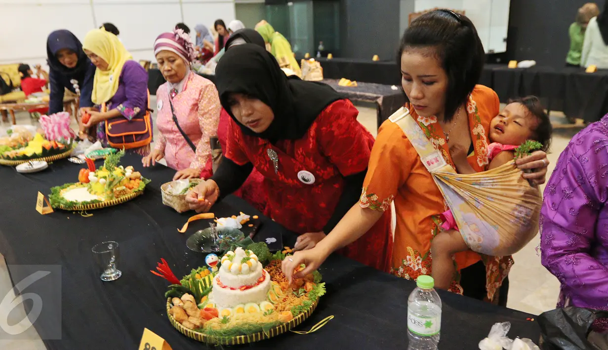 Sejumlah peserta menyiapkan tumpengnya saat mengikuti Lomba Menghias Tumpeng di Museum Nasional, Jakarta, Sabtu (22/4). (Liputan6.com/Fery Pradolo)