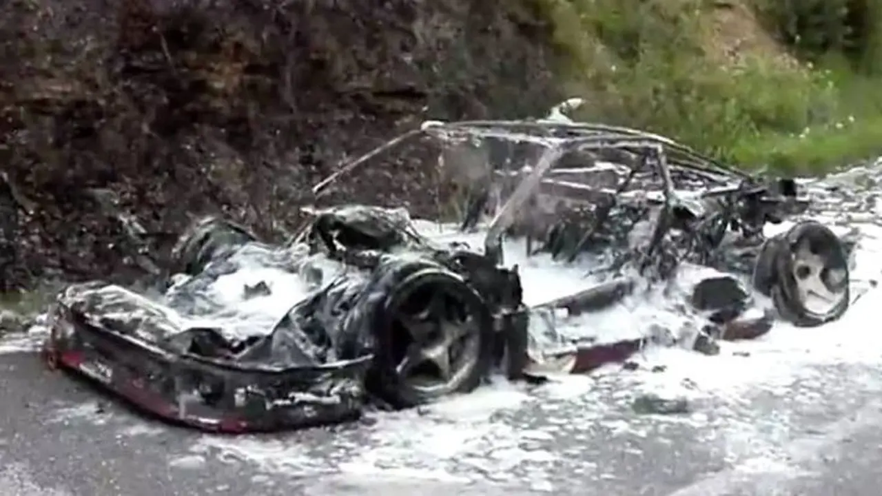 Ferrari F40 Terbakar