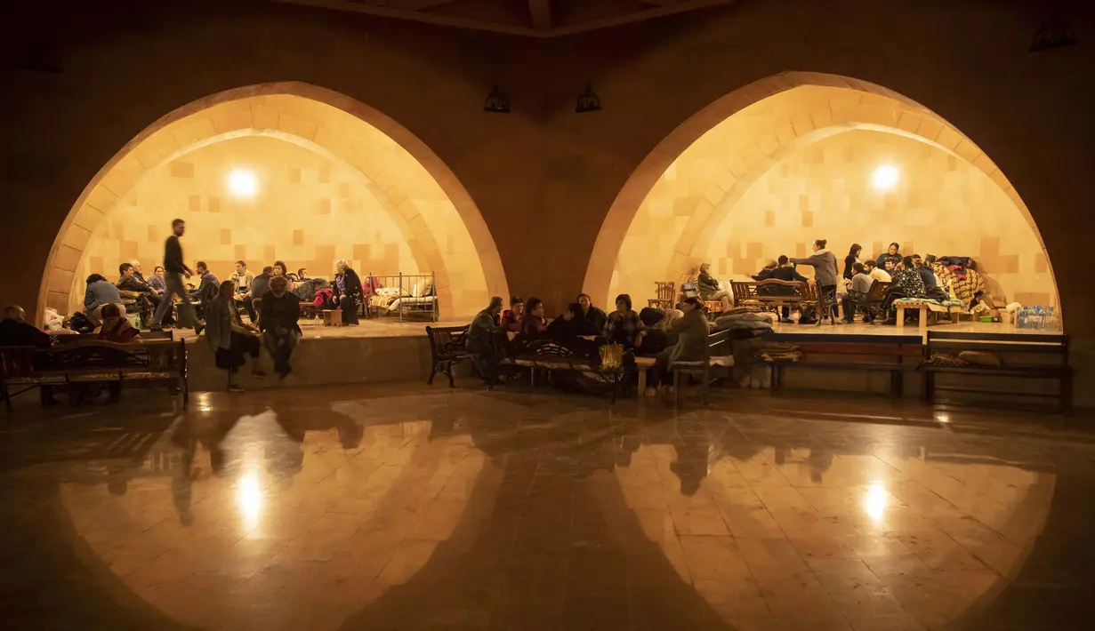 Orang-orang berlindung di tempat perlindungan bom di Stepanakert, Republik Nagorno-Karabakh, Azerbaijan (6/10/2020). Armenia menuduh Azerbaijan menembakkan rudal ke ibu kota wilayah separatis Nagorno-Karabakh, sementara Azerbaijan mengatakan kota terbesar kedua diserang. (AP Photo/Dmitri Lovetsky)