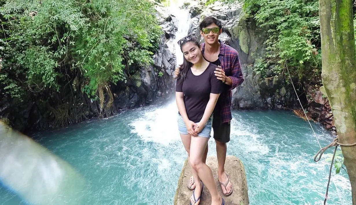 Caesar Hito mengaku butuh empat hari untuk merangkai kata-kata dan menuliskannya dalam kertas yang diberikan untuk sang kekasih, Felicya Angelista. Caesar berharap dua tahun lagi meresmikan hubungannya. (Instagram/hitocaesar)