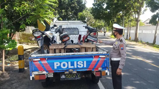 Kendaraan kecelakaan beruntun di jalan raya Desa Mangir Rogojampi diamankan Polisi. (Istimewa)