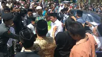 Wakil Wali Kota Pekalongan Saelany Mahfudz mendatangi pemakaman Wali Kota Achmad Alf Arslan. (Liputan6.com/Fajar Eko Nugroho)