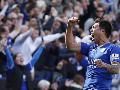 Stiker Leicester, Leonardo Ulloa, merayakan gol penyeimbang yang dicetaknya ke gawang West Ham pada laga Liga Premier Inggris di Stadion King Power, Leicester, Minggu (17/4/2016). Kedua tim bermain imbang 2-2. (AFP/Adrian Dennis)