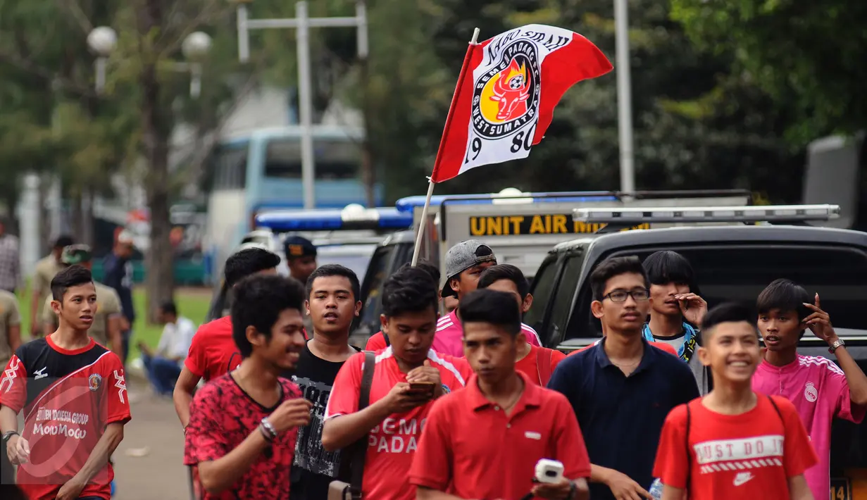 Sejumlah suporter Semen Padang mengibarkan bendera saat memasuki areal Stadion GBK Jakarta, Minggu (24/1/2016). Semen Padang akan melawan Mitra Kukar dalam laga final Piala Jenderal Sudirman. (Liputan6.com/Helmi Fithriansyah)