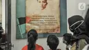 Anak-anak melihat salah satu koleksi sejarah di Museum Sumpah Pemuda, Jakarta, Rabu (28/10/2020). Libur cuti bersama dimanfaatkan untuk mengajak anak-anak mengenal sejarah lahirnya Sumpah Pemuda sebagai bentuk edukasi agar memahami jejak perjuangan pahlawan sejak dini. (merdeka.com/Iqbal Nugroho)
