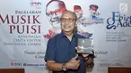 Penyanyi Ebiet G. Ade menunjukan albumnya saat jumpa pers pagelaran musik puisi Ebiet G. Ade di kawasan Sudirman, Jakarta, Selasa (29/08). Pagelaran musik puisi Ebiet G. Ade bertema "Renungan Cinta untuk Indonesia". (Liputan6.com/Herman Zakharia)
