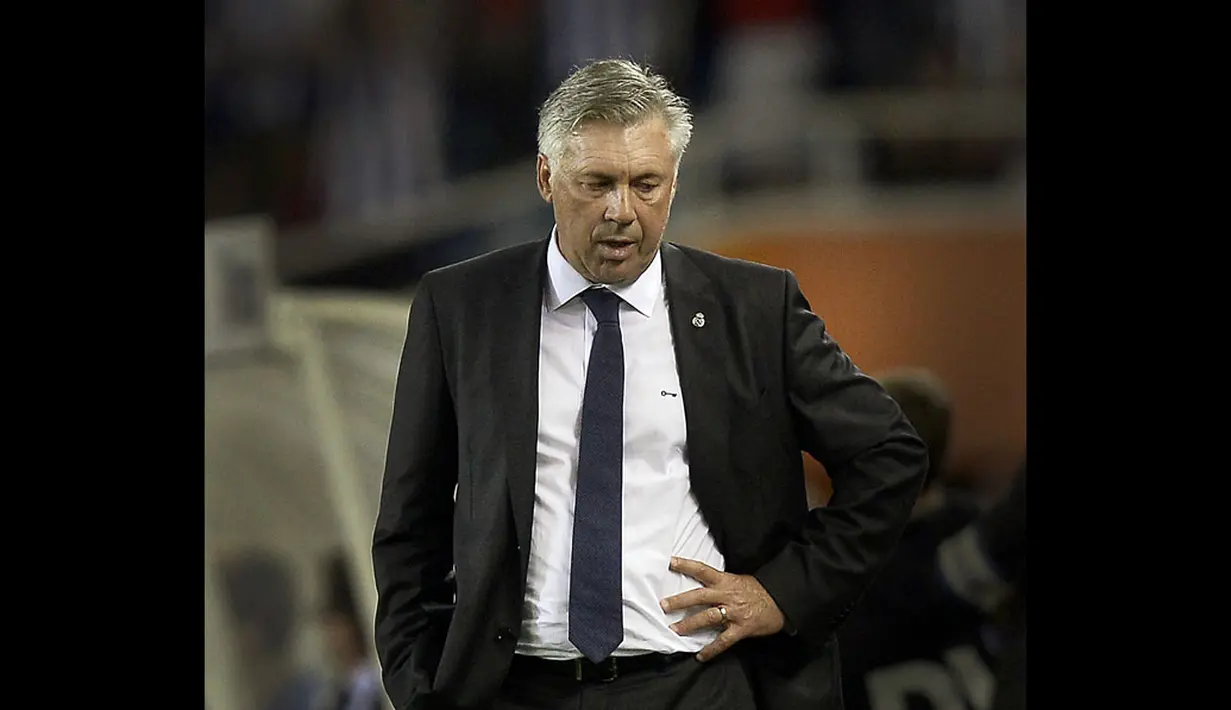 Pelatih Real Madrid, Carlo Ancelotti, tertunduk usai dikalahkan Real Sociedad 2-4 di laga lanjutan La Liga 2014-2015 di Stadion Anoeta, (1/9/2014). (REUTERS/Vincent West)  