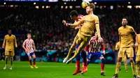 Pemain Atletico Madrid Stefan Savic (tengah kiri) berebut bola udara dengan pemain Barcelona Frenkie de Jong pada pertandingan sepak bola La Liga Spanyol di Stadion Civitas Metropolitano, Madrid, Spanyol, 8 Januari 2023. Barcelona mengalahkan Atletico Madrid dengan skor 1-0. (AP Photo/Manu Fernandez)