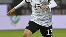 Pemain Jerman Thomas Mueller mengontrol bola saat melawan Rumania pada pertandingan Grup J kualifikasi Piala Dunia Qatar 2022 di Hamburg, Jerman, 8 Oktober 2021. Jerman menang 2-1. (John MACDOUGALL/AFP)