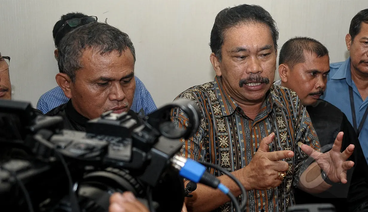 Bonaran Situmeang memberikan keterangan pers usai menjalani sidang vonis di Pengadilan Tipikor, Jakarta, Senin (11/5/2015). Bonaran mengaku kecewa dengan putusan hakim terhadap dirinya (Liputan6.com/Yoppy Renato)