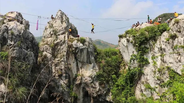 Gunung Hawu menjadi tempat petualangan panjat tebing