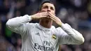 Malam tadi Cristiano Ronaldo berhasil mencetak empat gol yang melengkapi perolehan gonya menjadi 252 dari 228 laga di La Liga bersama Real Madrid. (AFP/Gerard Julien)