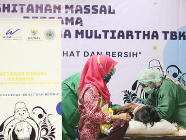 Anak-anak penerima manfaat mengikuti khitanan massal di Gedung MUI Kota Tangerang, Minggu (10/10/2021). Khitanan massal yang digelar PT Wahana Ottomitra Multiartha Tbk (WOM Finance) berkerjasama dengan Badan Amil Zakat Nasional (BAZNAS) diikuti 100 penerima manfaat. (Liputan6.com/HO/Rizki)