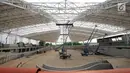 Aktivitas pemasangan atap stadion balap sepeda atau velodrom di Rawamangun, Jakarta, Jumat (3/11). Pembangunan velodrom bertaraf internasional ini sudah mencapai 68 persen dan ditarget selesai, Juni 2018. (Liputan6.com/Helmi Fithriansyah)