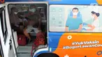 Petugas Dinas Kesehatan Kota Bogor melakukan skrining kesehatan kepada calon penerima vaksin Covid-19 dosis ketiga (booster) di mobil vaksinasi keliling, Terminal Penumpang Tipe A Baranangsiang, Kota Bogor, Sabtu (23/4/2022). Pemkot Bogor menyediakan sentra vaksinasi Covid-19 dosis booster untuk pemudik Lebaran 2022 di terminal tersebut sebagai salah satu upaya pemenuhan syarat perjalanan sekaligus untuk menekan laju penularan Covid-19 di tengah tingginya mobilitas masyarakat. (merdeka.com/Arie Basuki)