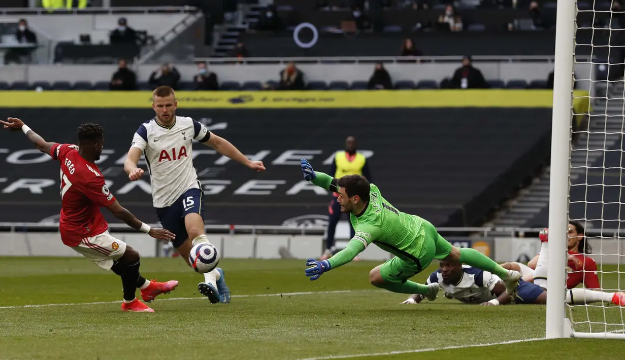 United akhirnya berhasil menyamakan kedudukan menjadi 1-1 berkat gol yang dicetak Fred pada menit ke-57. (Foto: AP/Pool/Adrian Dennis)