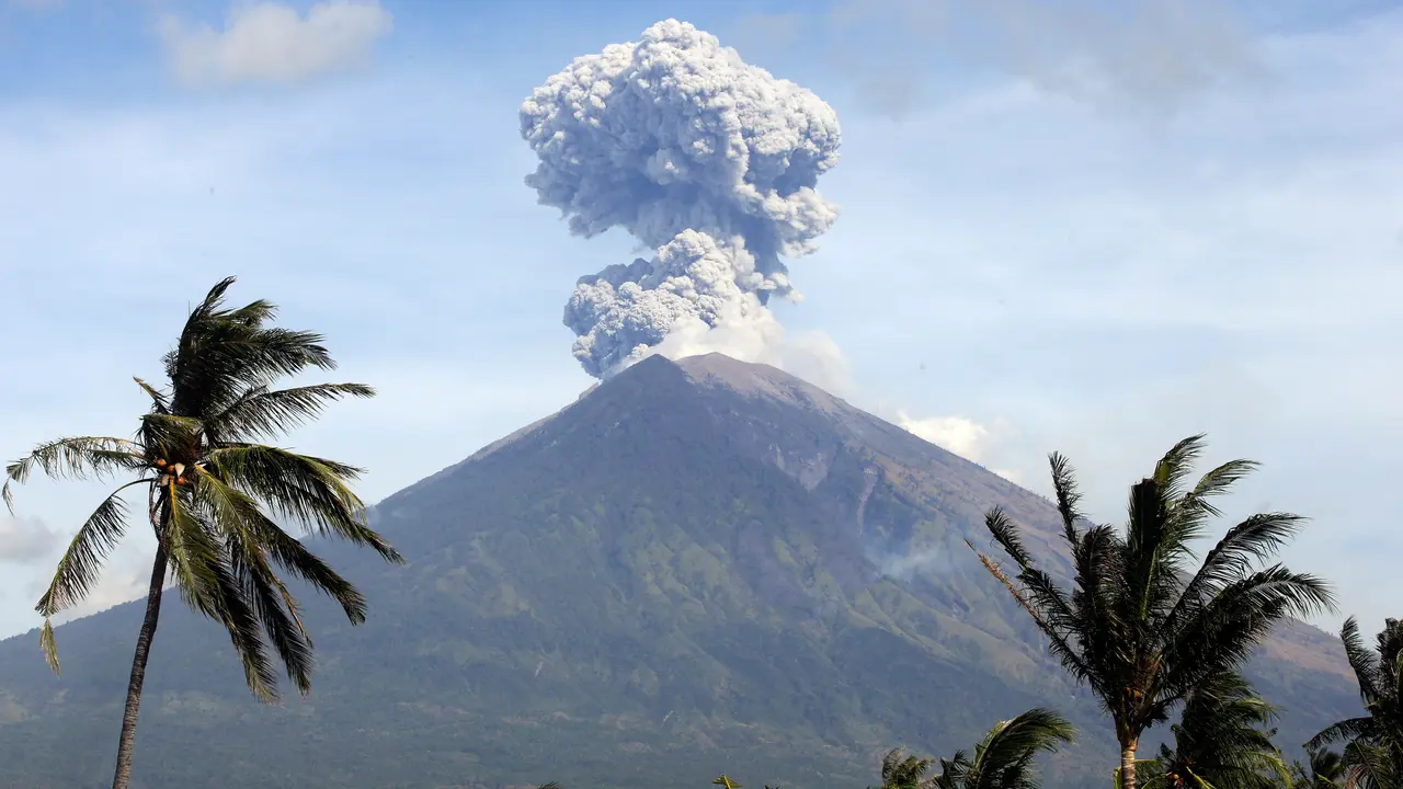 Gunung Agung Meletus