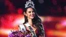 Senyum Miss Filipina, Catriona Gray setelah dinobatkan sebagai Miss Universe 2018 pada babak grand final di Bangkok, Senin (17/12). Catriona Gray berhasil mengalahkan 93 kontestan lainnya dan menyabet mahkota Miss Universe 2018. (Lillian SUWANRUMPHA/AFP)