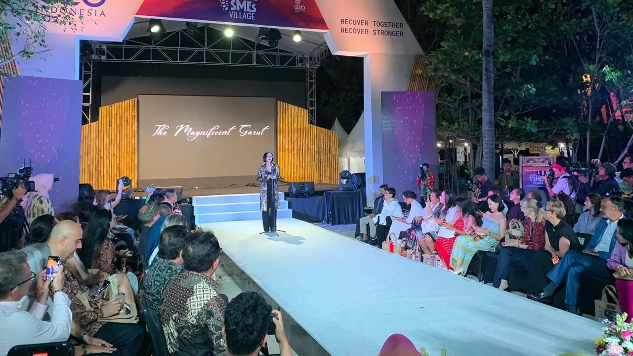 Desainer Poppy Dharsono menggelar fashion show bertajuk "The Magnificent Garut" dalam salah satu main event G20 yang digagas oleh Kemenkop UKM yakni SMEs Future Village pada Minggu (13/11/2022).(Liputan6/Benedikta Miranti)