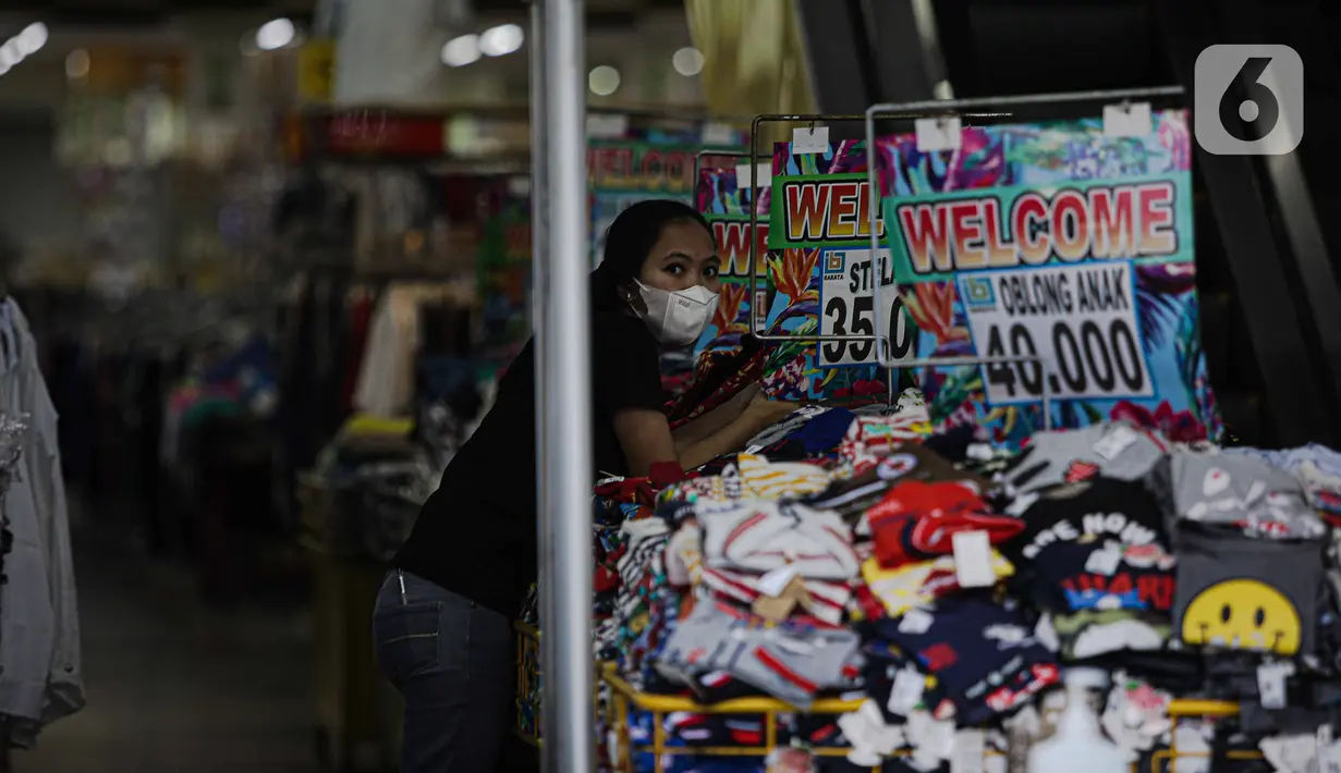 Pramuniaga menunggu calon pembeli di salah satu pertokoan di kawasan Pasar Baru, Jakarta, Sabtu (14/8/2021). Pemerintah resmi menanggung Pajak Pertambahan Nilai (PPN) 10 persen atas sewa toko atau gerai para pedagang eceran (sewa toko bebas PPN).  (Liputan6.com/Faizal Fanani)