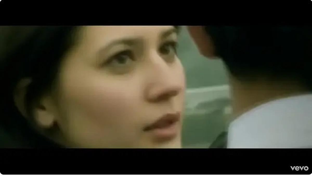 Akui Belum Terima Bayaran, Ini 6 Potret Hannah Al Rasyid di Video Klip Yovie Nuno Dia Milikku