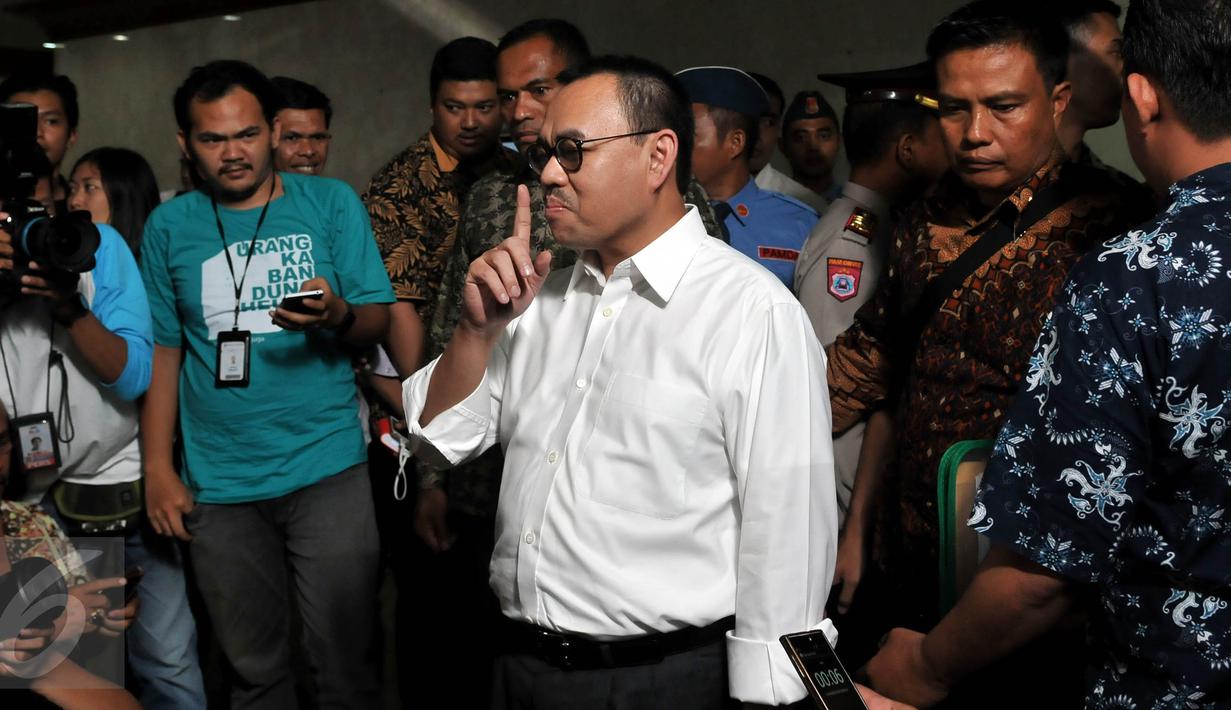 Menteri ESDM Sudirman Said bersiap menuju ruang sidang MKD di Kompleks Parlemen Senayan, Jakarta, Rabu (2/12) . Sudirman akan dimintai keterangan seputar pencatutan nama Presiden oleh Setya Novanto terkait kontrak Freeport. (Liputan6.com/Johan Tallo)