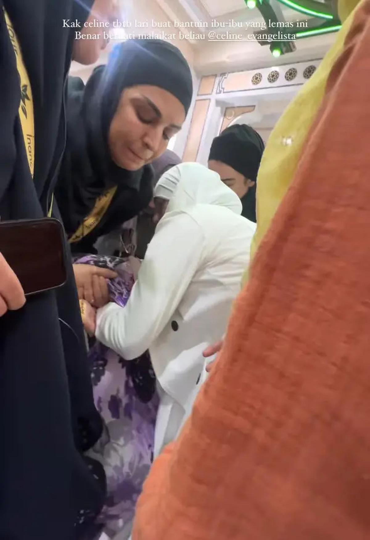 7 Momen Celine Evangelista Bantu Ibu-Ibu Terjatuh Saat Umroh, Panen Pujian
